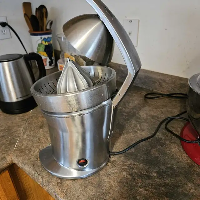 Breville the Citrus Press Pro Orange Juicer, 800CPBSS1BCA1, Brus in Processors, Blenders & Juicers in Markham / York Region - Image 2