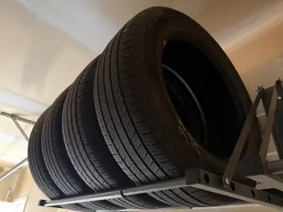 (La version française suit) Set of 4 Hankook Kinergy GT all-season tires in great condition. * Size:...