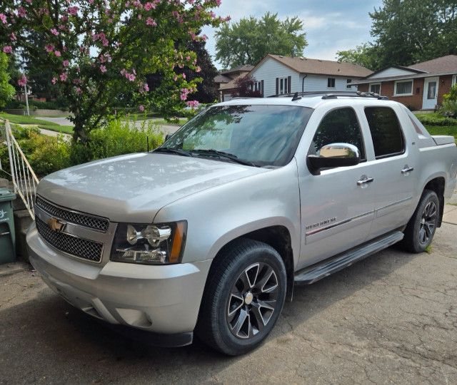 2012 cheverlet avalanche ltz  in Cars & Trucks in Oakville / Halton Region - Image 4