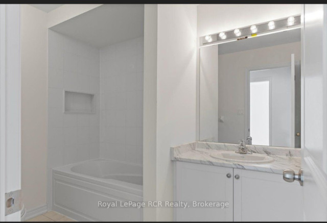 Shareable room for rent in Shelburne in Room Rentals & Roommates in Oakville / Halton Region - Image 2