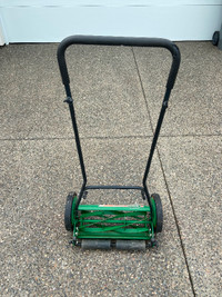 Motorless lawn mower