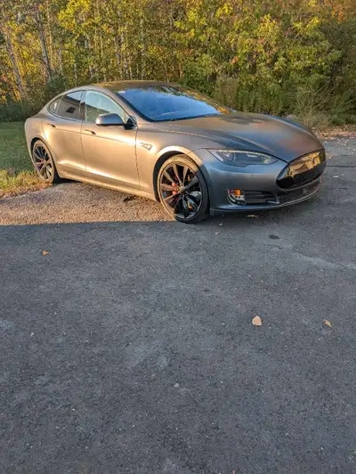 Selling our loved 2014 Tesla Model S P85D 200486kms and climbing Daily driver AWD 5 seat 2 key fob E...
