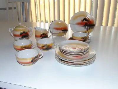 Porcelaine du Japon Antique de 75 ans et plus: 4 tasses avec 6 soucoupes; 5 assiettes à dessert; 1 s...