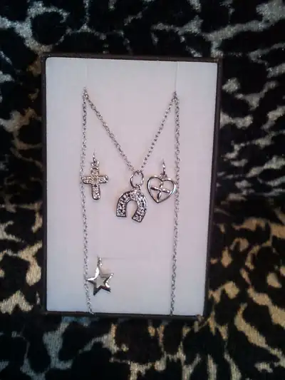 TERIFFIC BRAND NEW NECKLACE SETS WITH A GENUINE DIAMOND, View more