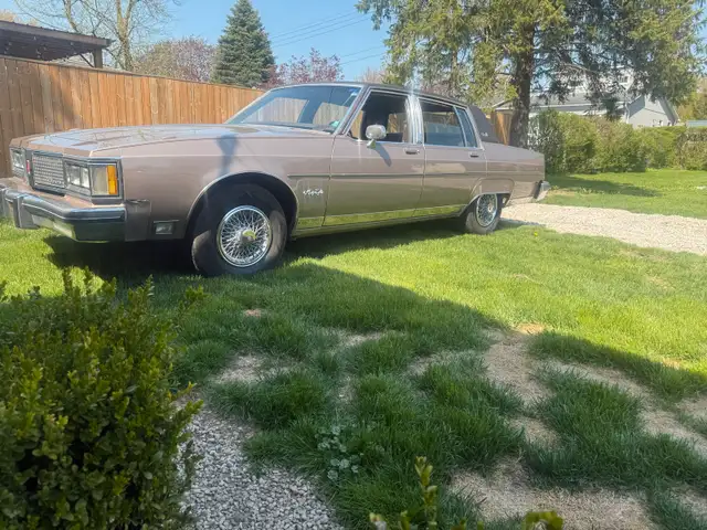 1983 Oldsmobile 98 in Classic Cars in Grand Bend - Image 3