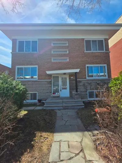 Logement de deux chambres sans salon situé au sous-sol dans un secteur tranquille du quartier Hochel...