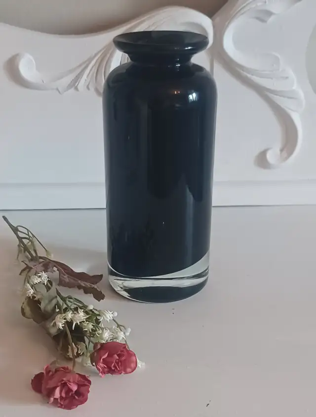 Small, Heavy, Kosta Boda, Black Glass Vase in Arts & Collectibles in Mississauga / Peel Region - Image 2