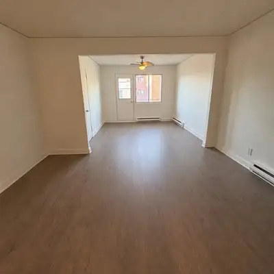 ** Disponible immédiatement** Grand 3 ½ chambre fermée et salon double, lumineux et bien situé. Cara...