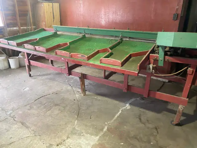 Grading Table for fruit, storage/etc. Pallet jack, welding equip in Outdoor Tools & Storage in St. Catharines - Image 2