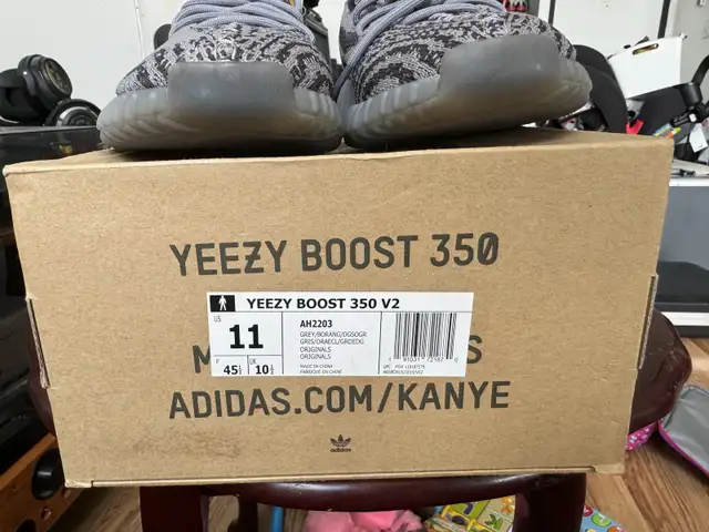 Adidas Yeezy 350 V2 AH2203 Beluga 2.0 Size 11 US NEVER WORN! in Men's Shoes in City of Toronto - Image 2