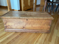 Vieux coffre antique en bois