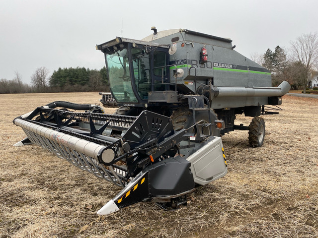 2 Gleaner R50 Combines in Farming Equipment in Ottawa - Image 2