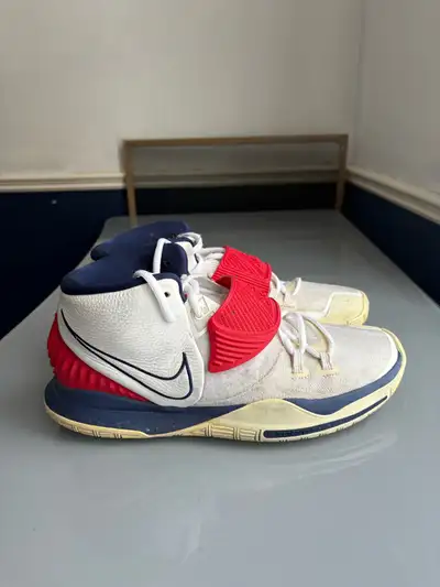 Step up your game with these Kyrie 2 USA Basketball Shoes in men's size 10.5! These shoes have a str...