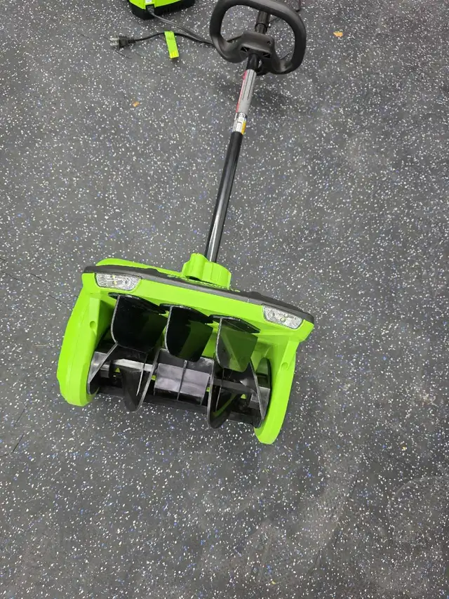 Greenworks Snow Shovel in Snowblowers in London - Image 4