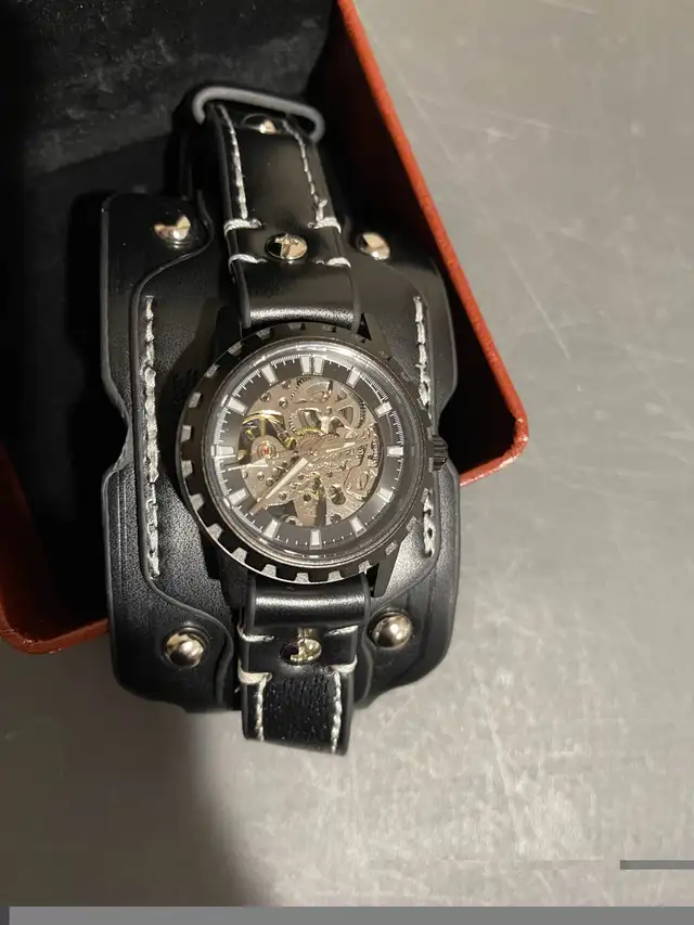 NEUVE - Montre-Bracelet en simili-cuir pour homme in Jewellery & Watches in City of Montréal - Image 5