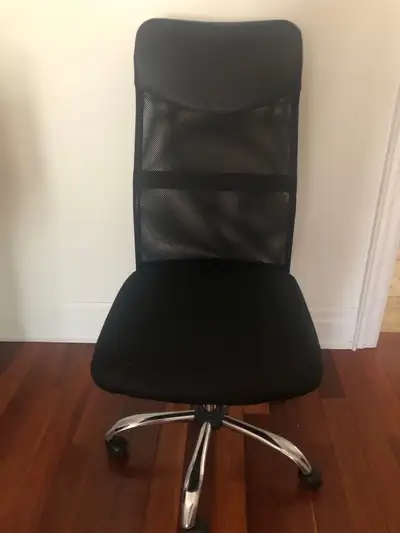 This is a used black mesh office chair that offers great support for long workdays. Its ergonomic de...