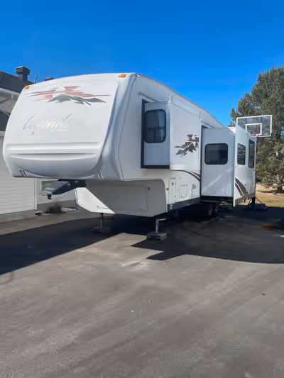 2007 Pilgrim International 31 Ft 5th Wheel. Bunks in separate room, Mom & Dad on opposite end of uni...