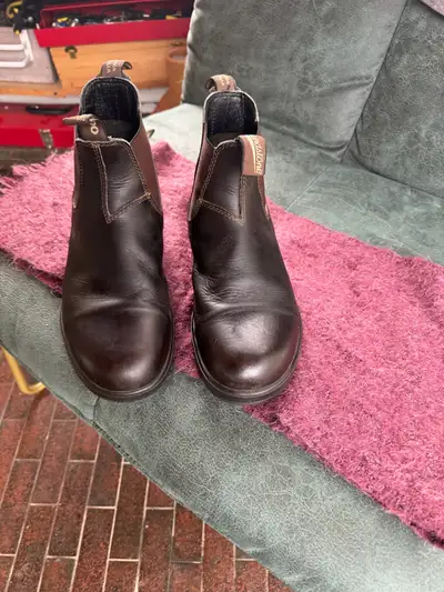 Step into classic style with these Blundstone boots, perfect for everyday wear! These boots are a si...