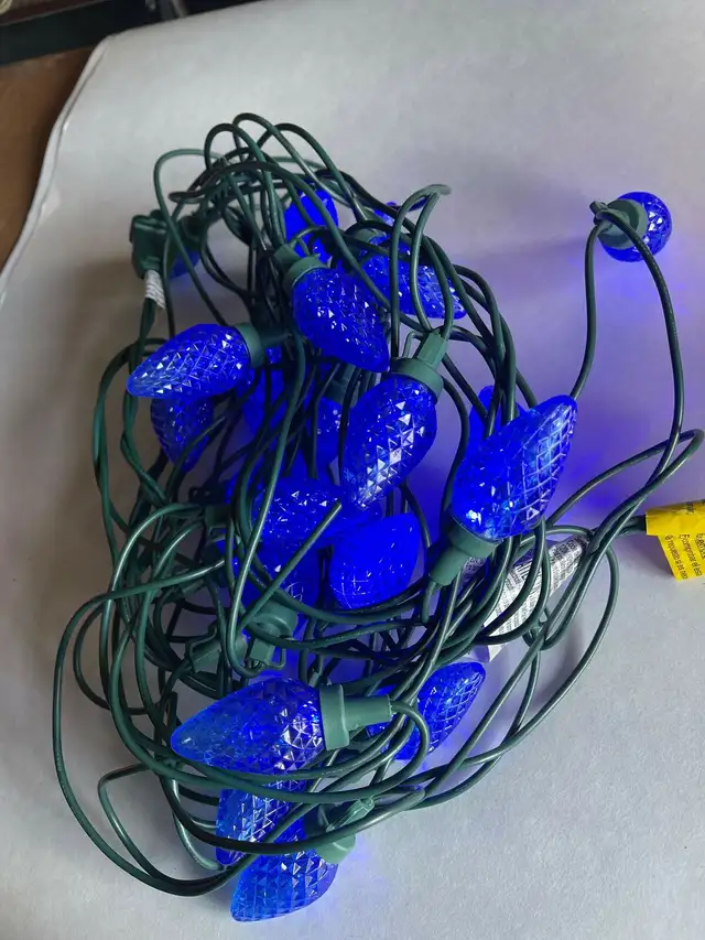 X’max LED light blue 25 count x 2” in Outdoor Lighting in City of Toronto - Image 3