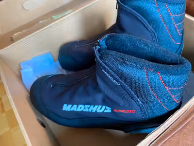 BOTTES DE SKI DE FOND MADSHUS NORDIC UTILISÉES 1 FOIS - COMME NEUVES - GRANDEUR 8 US OU 41 EUROPÉEN...