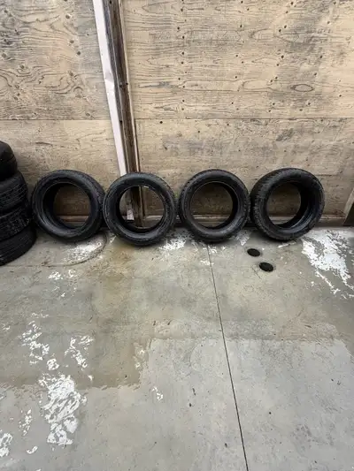 Selling a set of 4 Bridgestone Blizzak DM-V2 winter tires Size: 255/55R18 • Winter tires (studless)...