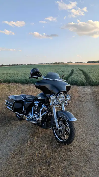 Fall price ! 7500 km on 2 tone gray / black 107 M8 purchased new Edm Harley. - Stage 2 - S&S - 465 c...