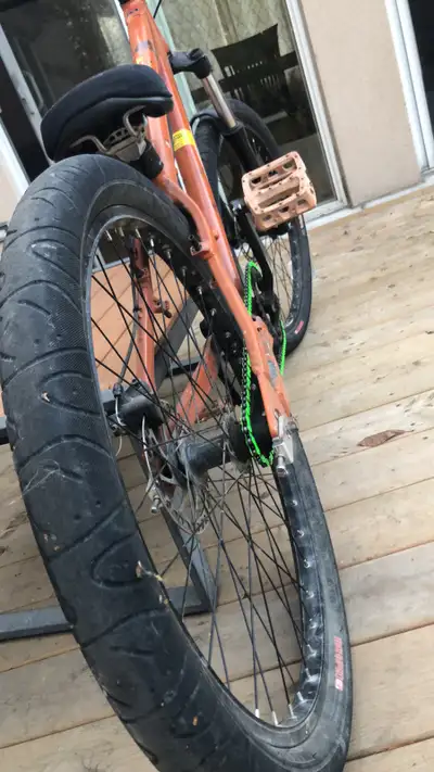Selling my custom built dirt jumper, mostly used for street now so its sitting on maxxis hookworm ti...