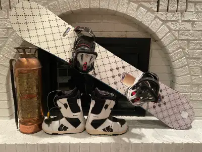 Atomic Alibi board (159) Burton Custom bindings Burton Mono boots (11 US) Everything in great condit...