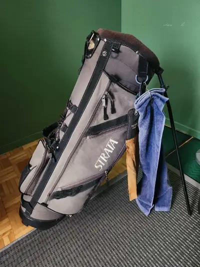 Vieu sac de golf assez usé avec bretelles pour porter sur le dos Il a l'air un peu mauve sur la phot...