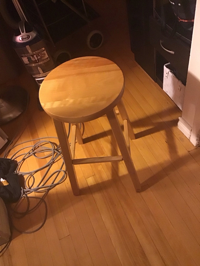 Un tabouret en bois de qualité pour comptoir lunch ou de bar  dans Mobilier de salle à manger et cuisine  à Longueuil/Rive Sud