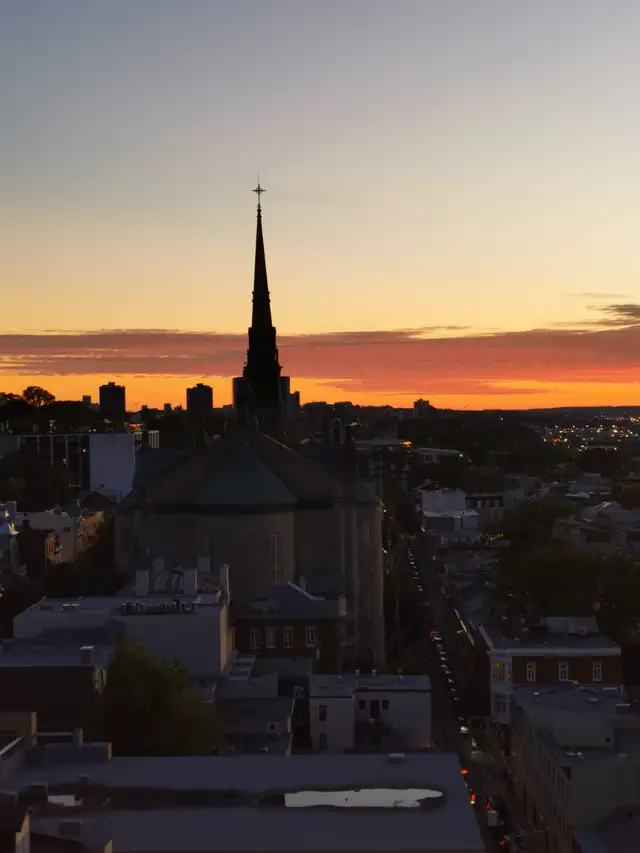 Sublet Studio in Old Quebec – All-Inclusive with Pool and Gym