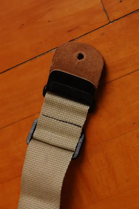 VINTAGE WHITE FABRIC GUITAR STRAP WITH LEATHER  END. 5CM W 140 L in Guitars in Gatineau - Image 3