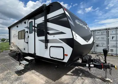 Roulotte 22 pieds, avec extension. COMME NEUVE! Utilisée 3 fois au Québec seulement (-de 2000 km) Pa...
