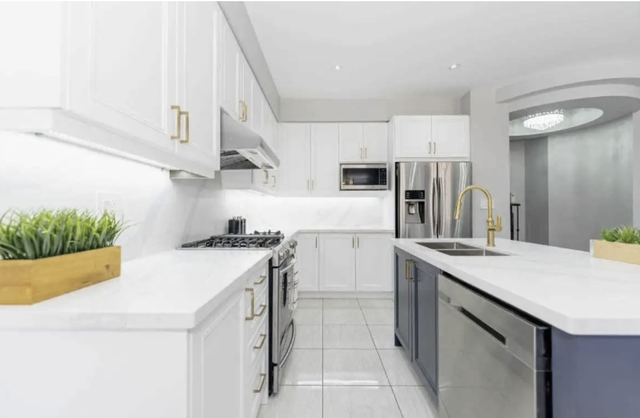 Rooms for rent in malton close to westwood mall