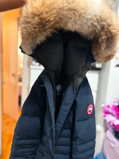 Size [2xs], Navy Blue Selling my Canada Goose Shelburne Parka in navy blue. It was only worn once to...