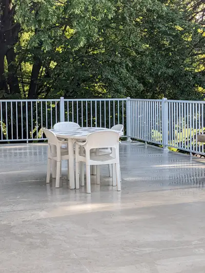 3 chambres, meublé, tout équipé, 2e niveau, face parc