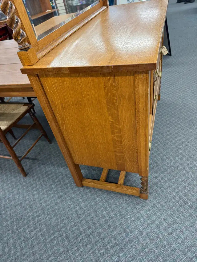 Nice solid oak sideboard in Hutches & Display Cabinets in Edmonton - Image 4