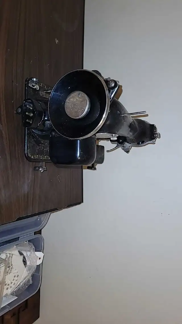 Vintage Singer Sewing Machine with Accessories in Hobbies & Crafts in Edmonton - Image 4