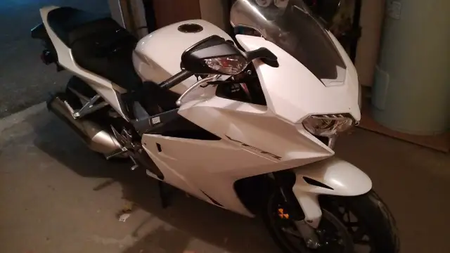 2014 vfr 800 pearl white in Sport Bikes in City of Montréal - Image 3