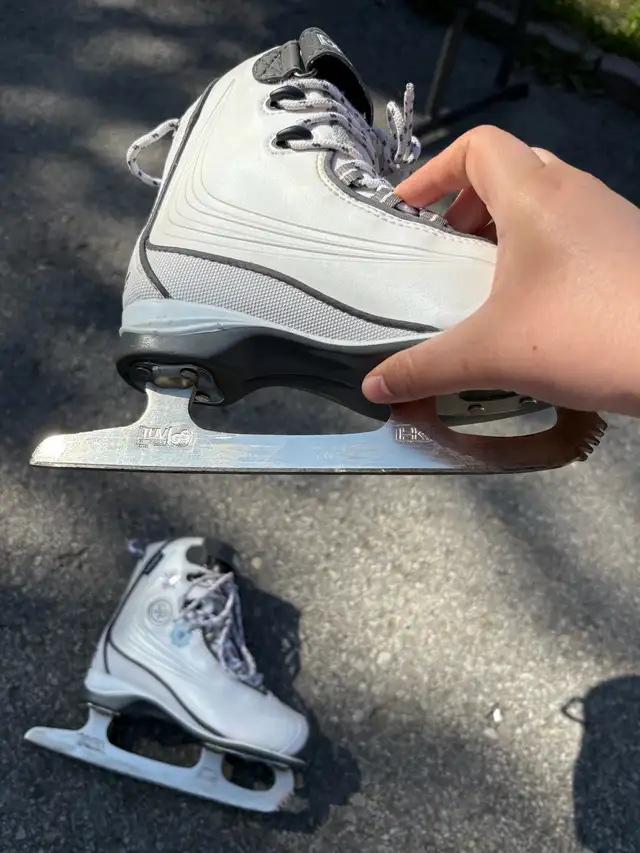 patins à glace pour enfants  in Skates & Blades in Laval / North Shore - Image 2