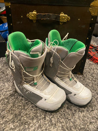 Size 9 men’s snowboard boots 