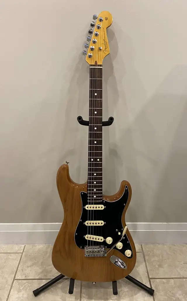 **MINT** 2022 Fender American Pro II Stratocaster Guitar in Guitars in Markham / York Region - Image 5