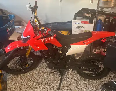 Brand new evoque 150cc dirtbike 2024 with a helmet willing to negotiate price