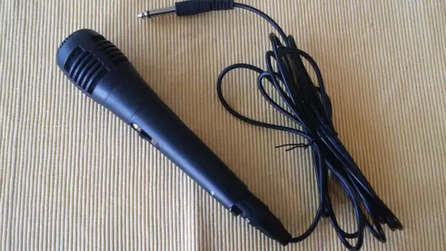 Dynamic Microphone with switch and 10' (3 meter) cable in Pro Audio & Recording Equipment in Calgary - Image 2