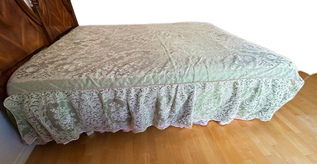 Vintage Italian Green Satin & Lace Bedspread in Bedding in Burnaby/New Westminster - Image 3