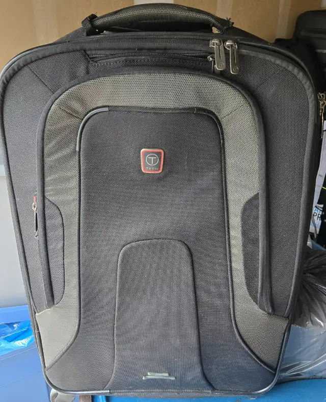 Tech Black and grey suitcase in Bags & Luggage in Mississauga / Peel Region - Image 2