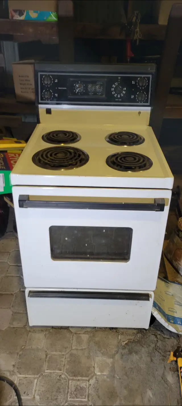 24" Electric Range in Stoves, Ovens & Ranges in Markham / York Region - Image 2