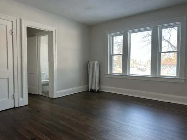 $1250 PLUS HYDRO- 1 BED 1 BATH 1250 OUELLETTE AVE63347542833665123