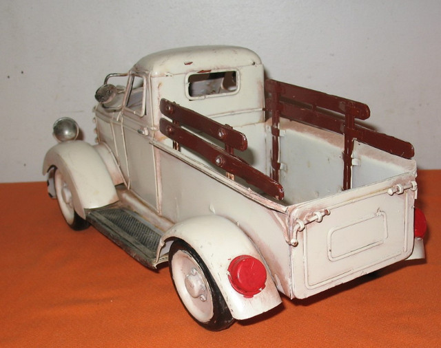 Tin Toy Truck Display Piece Chevy -Dodge -Fargo -Ford 1940s A1 in Arts & Collectibles in Edmonton - Image 4