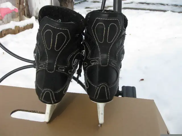 Youth MISSION WARP Hockey Skates Size 13 GC in Hockey in Winnipeg - Image 4